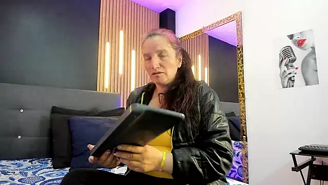 Snapshot of CloeMature chatting on 08-05-26, 02:36 CloeMature online show from 08-05-26, 02:36
