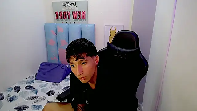 Snapshot of liam_play chatting on 05-08-26, 02:50 liam play online show from 05-08-26, 02:50