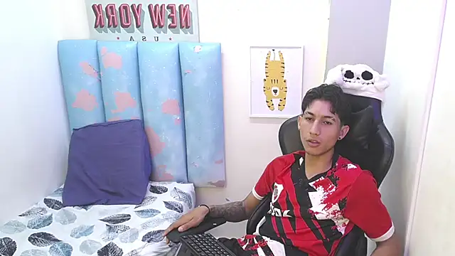 Snapshot of liam_play chatting on 05-27-26, 09:23 liam play online show from 05-27-26, 09:23