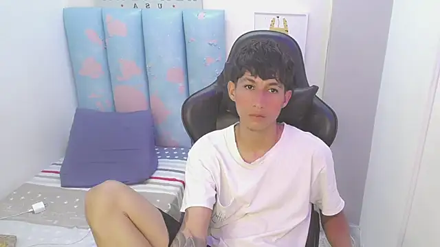 Snapshot of liam_play chatting on 06-12-26, 04:11 liam play online show from 06-12-26, 04:11
