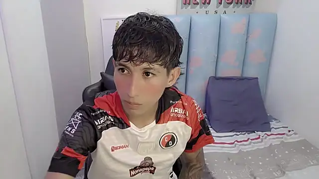 Snapshot of liam_play chatting on 06-15-26, 02:14 liam play online show from 06-15-26, 02:14
