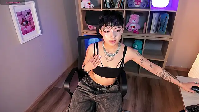 Snapshot of shiny_wolf chatting on 06-18-26, 08:46 shiny wolf online show from 06-18-26, 08:46