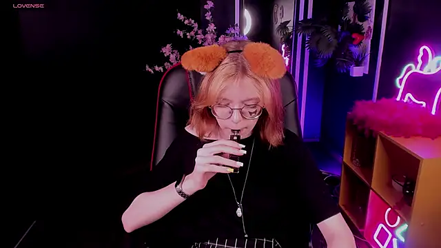 Snapshot of FoxxyyPolly chatting on 06-14-26, 06:15 FoxxyyPolly online show from 06-14-26, 06:15