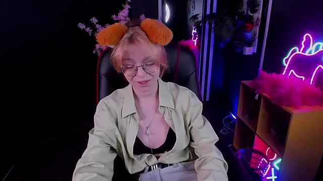 Snapshot of FoxxyyPolly chatting on 06-17-26, 05:32 FoxxyyPolly online show from 06-17-26, 05:32