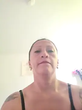 Snapshot of Vely_ chatting on 06-17-26, 08:21 Vely online show from 06-17-26, 08:21