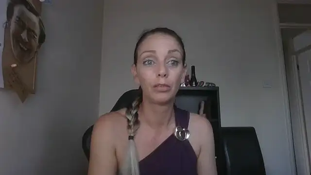 LouiseLovell online show from 06-12-26, 07:02
