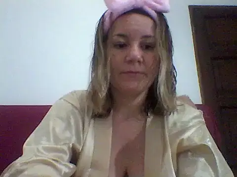 Snapshot of AllisonLove2 chatting on 06-10-26, 02:45 AllisonLove2 online show from 06-10-26, 02:45