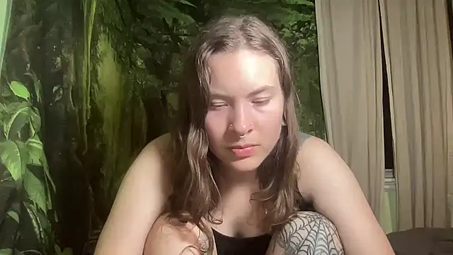 Snapshot of mo0ngoddess chatting on 10-27-25, 02:37 mo0ngoddess online show from 10-27-25, 02:37