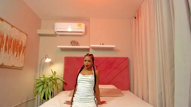 Snapshot of Mia_Velvee chatting on 06-20-26, 01:03 Mia Velvee online show from 06-20-26, 01:03