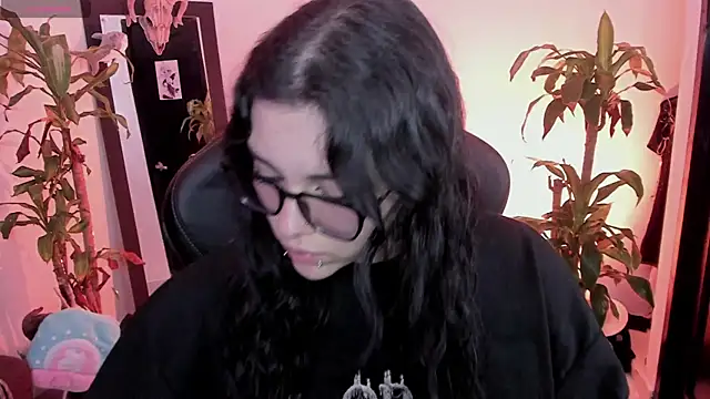 Snapshot of MissCharlottte_18 chatting on 06-12-26, 04:33 MissCharlottte 18 online show from 06-12-26, 04:33