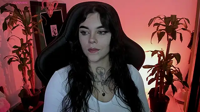 Snapshot of MissCharlottte_18 chatting on 07-17-26, 02:40 MissCharlottte 18 online show from 07-17-26, 02:40