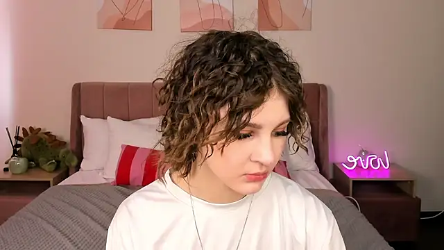 Snapshot of Kira__Fluffy chatting on 05-18-26, 05:35 Kira Fluffy online show from 05-18-26, 05:35