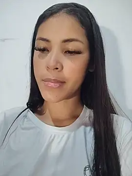 Snapshot of lusinee_ chatting on 06-18-26, 05:19 lusinee online show from 06-18-26, 05:19