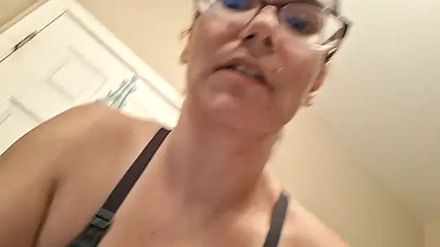 MamaBee88 online show from 05-19-26, 07:58