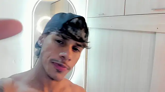 Snapshot of Joao_da_silva19 chatting on 06-26-26, 01:15 Joao da silva19 online show from 06-26-26, 01:15