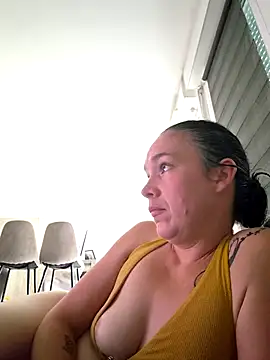 Snapshot of adelinegirly chatting on 06-18-26, 10:52 adelinegirly online show from 06-18-26, 10:52
