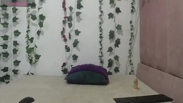 Snapshot of lunacastillo__ chatting on 05-20-26, 03:07 lunacastillo online show from 05-20-26, 03:07