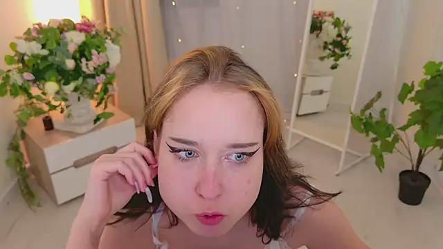 Snapshot of Oksi_Koxy chatting on 06-19-26, 02:32 Oksi Koxy online show from 06-19-26, 02:32