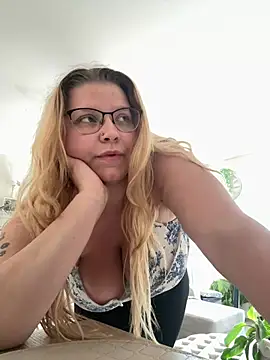 Snapshot of LucieLouBabe chatting on 06-12-26, 12:04 LucieLouBabe online show from 06-12-26, 12:04