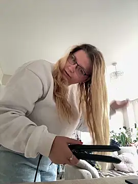 Snapshot of LucieLouBabe chatting on 06-15-26, 12:18 LucieLouBabe online show from 06-15-26, 12:18