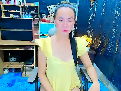 Snapshot of JillianWard17 chatting on 06-16-26, 01:19 JillianWard17 online show from 06-16-26, 01:19