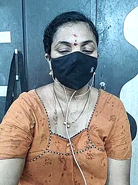 Snapshot of Leela_555 chatting on 06-18-26, 01:06 Leela 555 online show from 06-18-26, 01:06