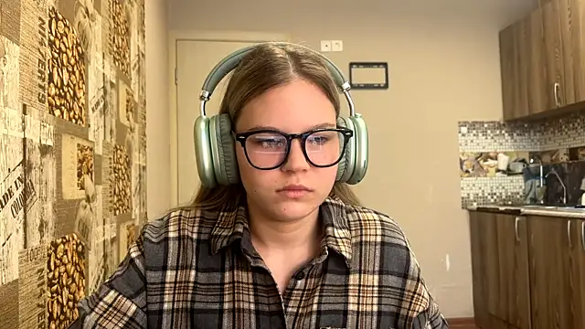 HellyRay online show from 06-19-26, 01:04