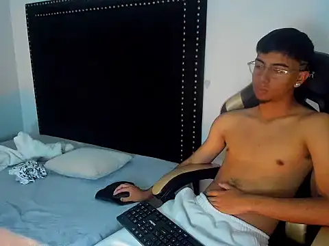 Snapshot of LoganNRose chatting on 07-06-26, 02:08 LoganNRose online show from 07-06-26, 02:08