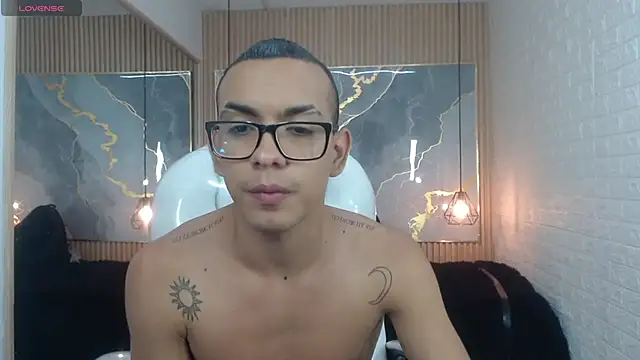 Snapshot of maximiliano_hotdevil chatting on 05-25-26, 05:02 maximiliano hotdevil online show from 05-25-26, 05:02