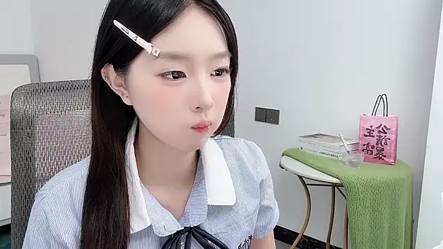 Snapshot of Yoyo33355 chatting on 06-18-26, 03:29 Yoyo33355 online show from 06-18-26, 03:29