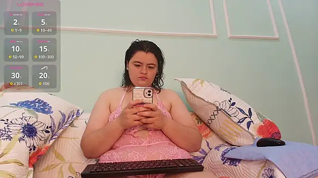 Snapshot of Vicky-Mooree chatting on 06-19-26, 09:07 Vicky-Mooree online show from 06-19-26, 09:07