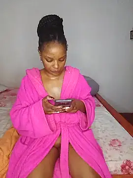 Snapshot of creamiequeen chatting on 06-28-26, 11:05 creamiequeen online show from 06-28-26, 11:05