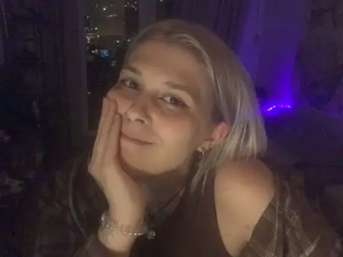 Snapshot of Ella_Bloom chatting on 05-29-26, 06:17 Ella Bloom online show from 05-29-26, 06:17