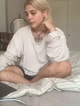 Snapshot of Ella_Bloom chatting on 06-19-26, 10:08 Ella Bloom online show from 06-19-26, 10:08