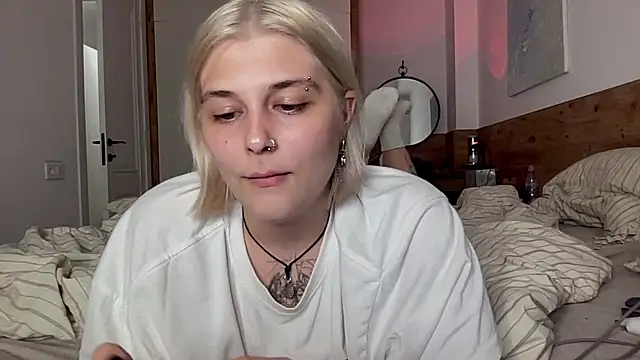 Snapshot of Ella_Bloom chatting on 07-15-26, 06:46 Ella Bloom online show from 07-15-26, 06:46