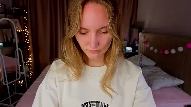 JenevaLitalien online show from 06-05-26, 06:57