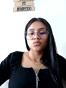 Snapshot of Sofielovee-01 chatting on 06-04-26, 01:17 Sofielovee-01 online show from 06-04-26, 01:17