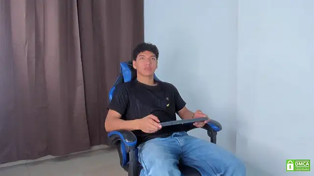 Snapshot of Maximiliano_Young chatting on 06-11-26, 12:36 Maximiliano Young online show from 06-11-26, 12:36