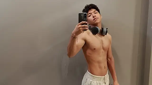 Snapshot of Maximiliano_Young chatting on 07-20-26, 12:51 Maximiliano Young online show from 07-20-26, 12:51