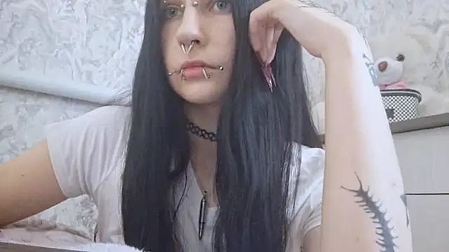 KrissyHiott online show from 06-18-26, 08:25