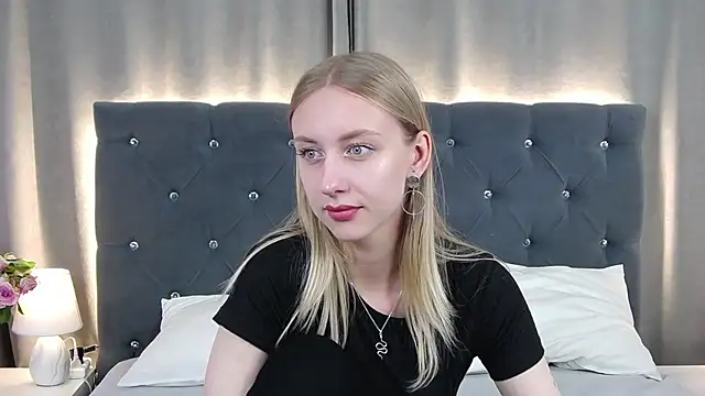 Snapshot of LirienVexx chatting on 06-07-26, 06:28 LirienVexx online show from 06-07-26, 06:28