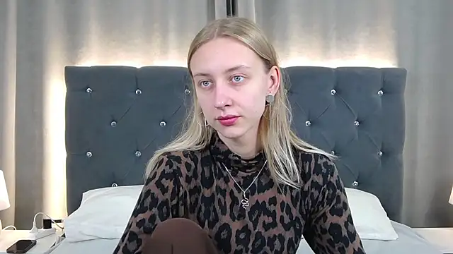 Snapshot of LirienVexx chatting on 06-18-26, 03:51 LirienVexx online show from 06-18-26, 03:51