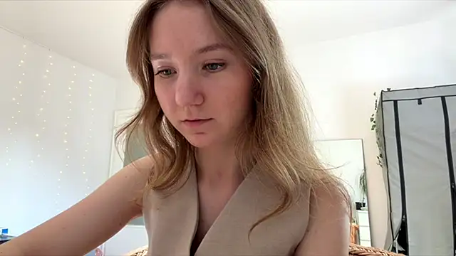 Snapshot of smalllisa chatting on 06-17-26, 04:08 smalllisa online show from 06-17-26, 04:08