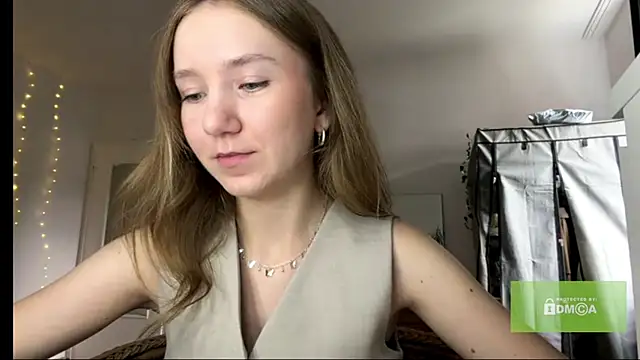 Snapshot of smalllisa chatting on 07-18-26, 04:44 smalllisa online show from 07-18-26, 04:44