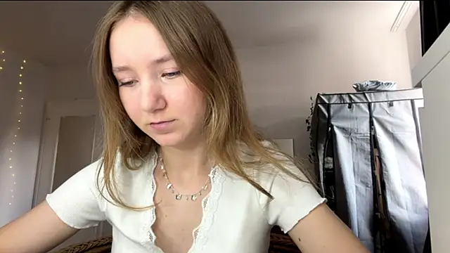 Snapshot of smalllisa chatting on 07-19-26, 04:44 smalllisa online show from 07-19-26, 04:44