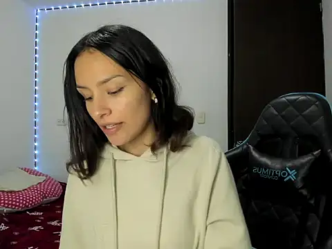 Snapshot of Megan_blue__ chatting on 06-09-26, 10:21 Megan blue online show from 06-09-26, 10:21