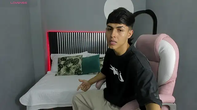 Snapshot of Axel_Mendozaa chatting on 06-10-26, 08:19 Axel Mendozaa online show from 06-10-26, 08:19