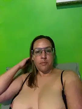 Snapshot of lindsyb chatting on 06-04-26, 02:39 lindsyb online show from 06-04-26, 02:39