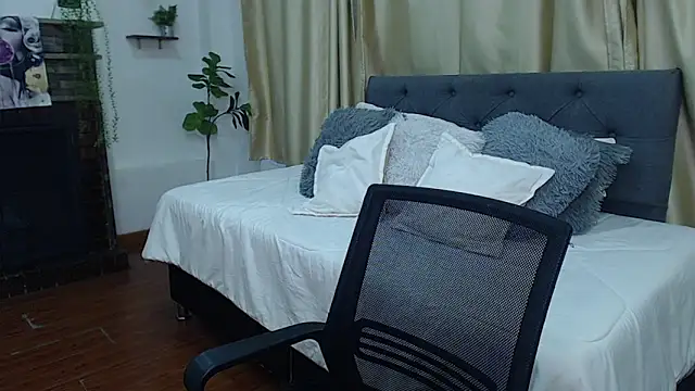 Snapshot of Khalia_ chatting on 06-20-26, 01:47 Khalia online show from 06-20-26, 01:47