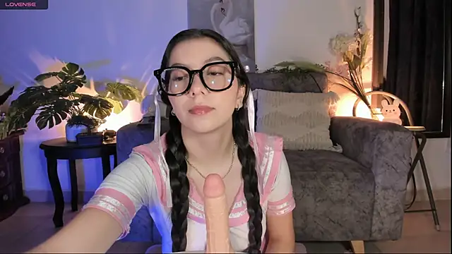 Snapshot of EllieDream_ chatting on 06-15-26, 01:35 EllieDream online show from 06-15-26, 01:35